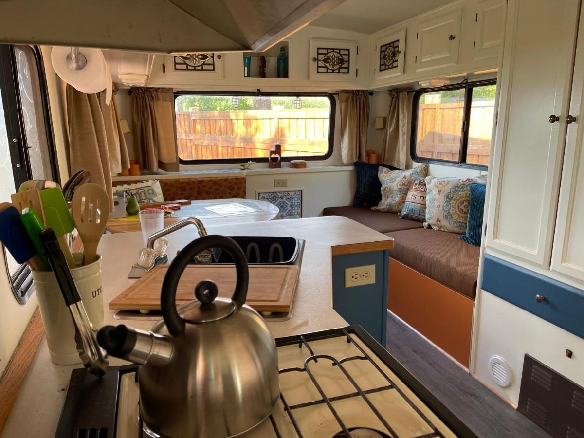 מלון אוקלולט So Damn Lucky Glamping מראה חיצוני תמונה